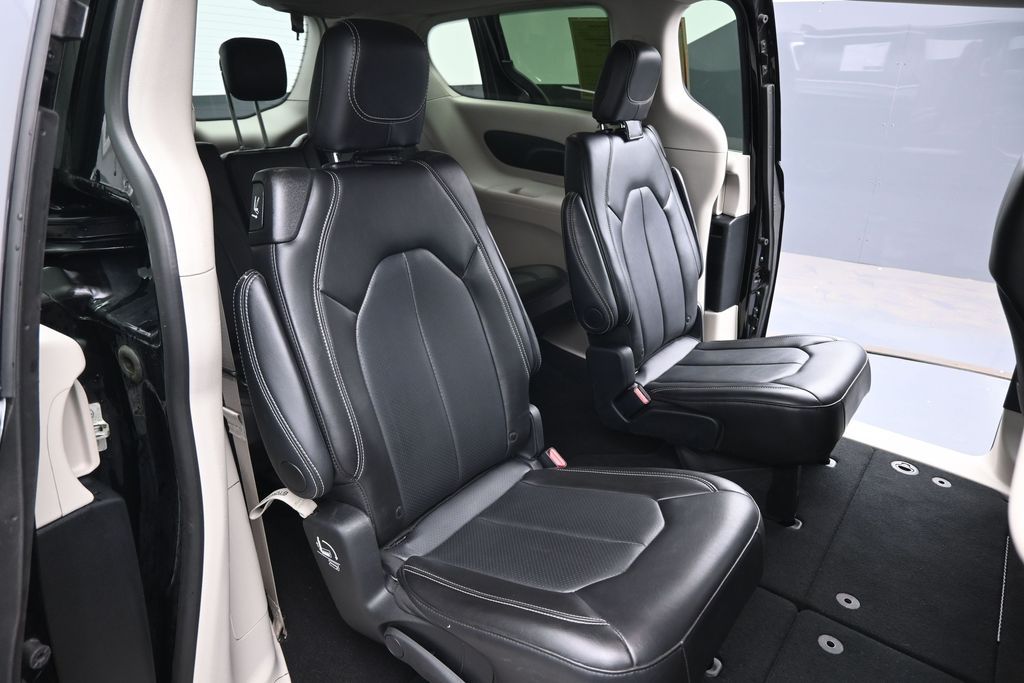 Used 2024 Chrysler Pacifica Van