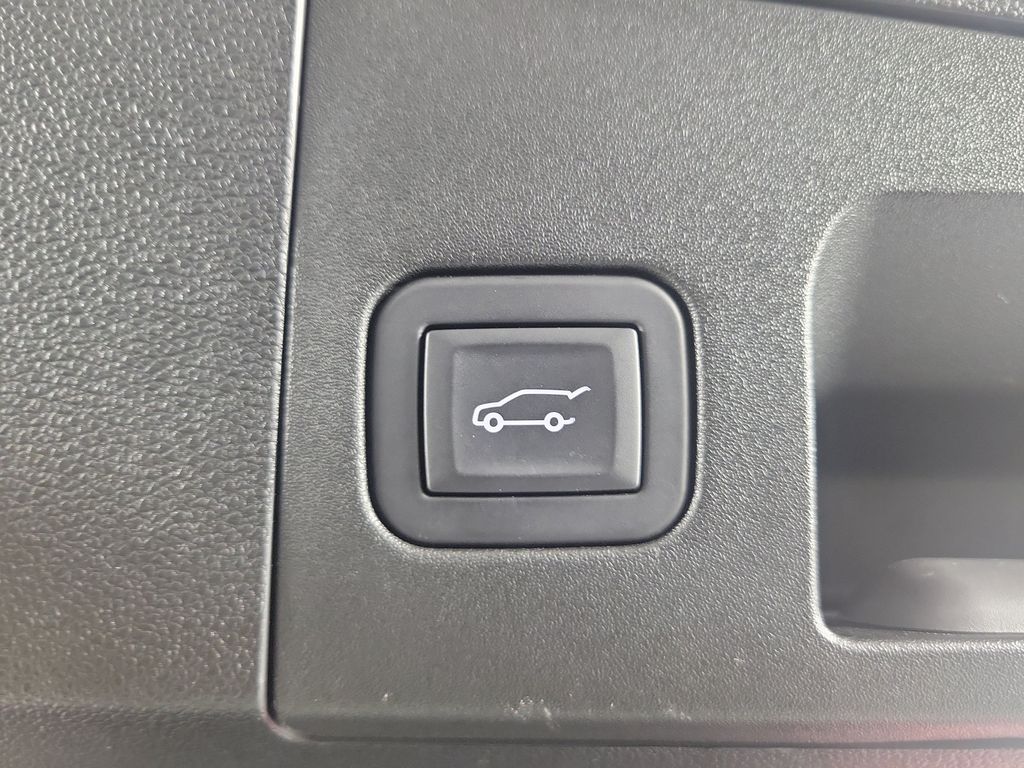 2025 Cadillac XT4 Premium Luxury - 8