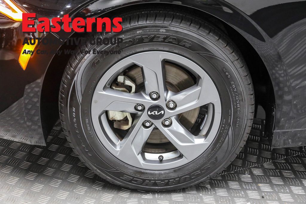 Used 2023 Black Kia LXS image 31