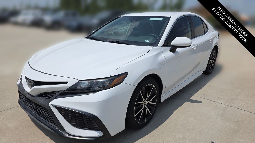 White (Wind Chill Pearl) 2021 Toyota Camry Sedan Front-Wheel Drive 8-Speed Automatic