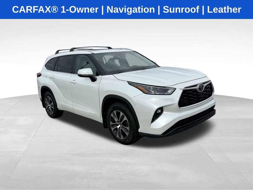 White (Wind Chill Pearl) 2022 Toyota Highlander XLE FWD SUV / Crossover Front-Wheel Drive 8-Speed Automatic