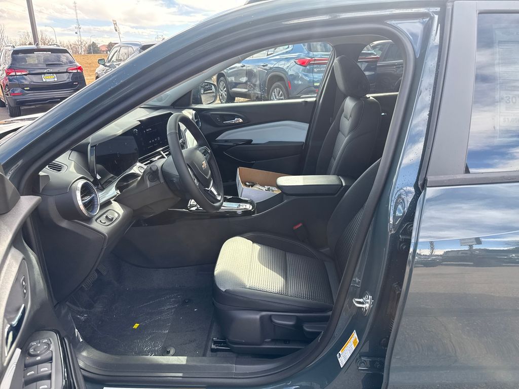 View vehicle photo 3