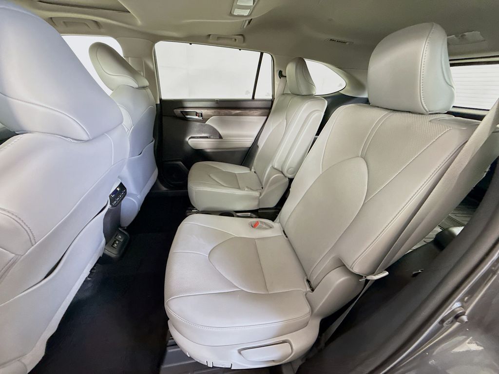 Thumbnail: 2020 Toyota Highlander - 25