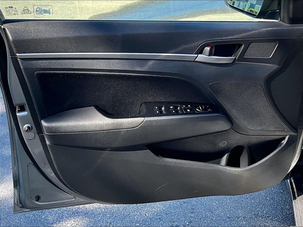 2018 Hyundai Elantra — photo 9
