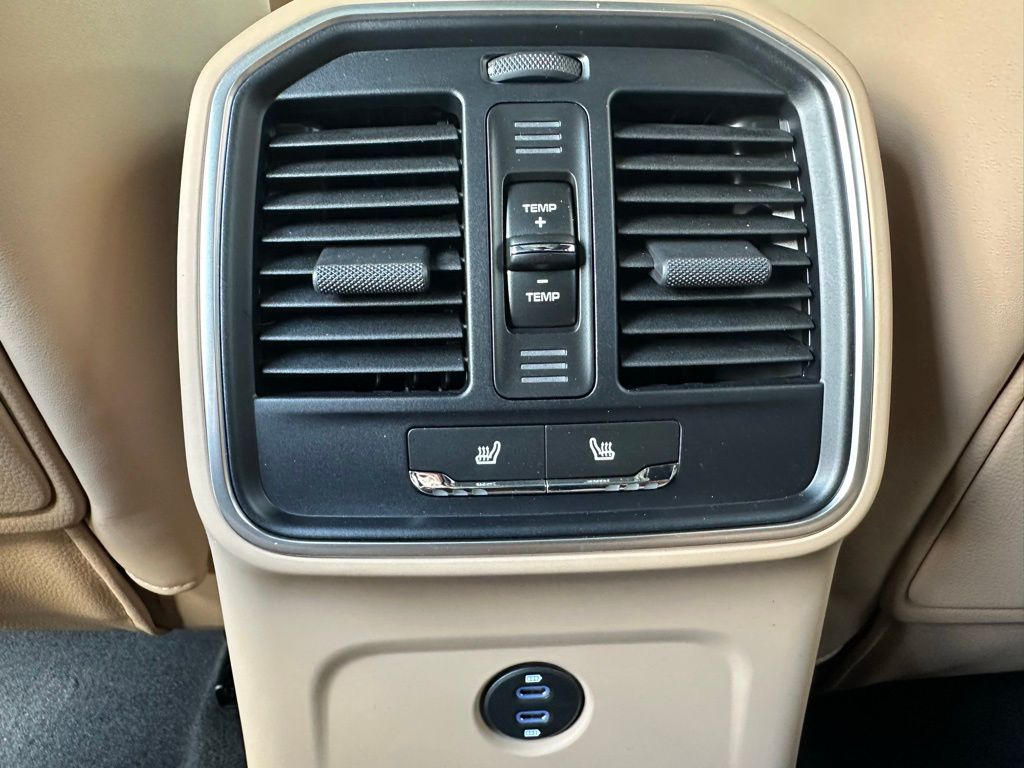 2025 Porsche Macan  29
