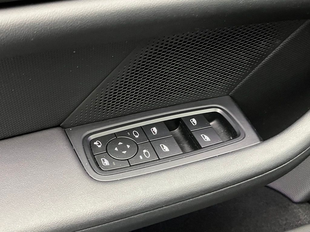 Thumbnail: 2023 Porsche Taycan - 22