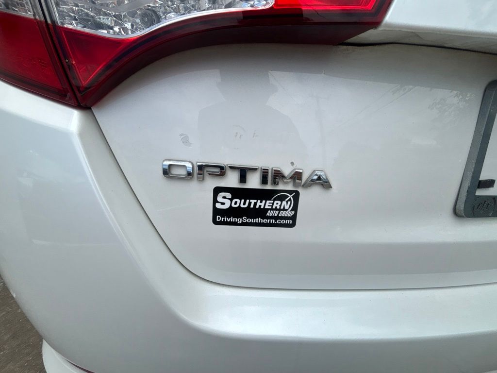 Used 2013 White Kia LX image 26