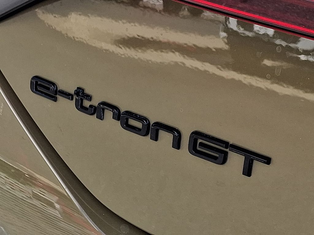 Thumbnail: 2023 Audi e-tron GT - 30
