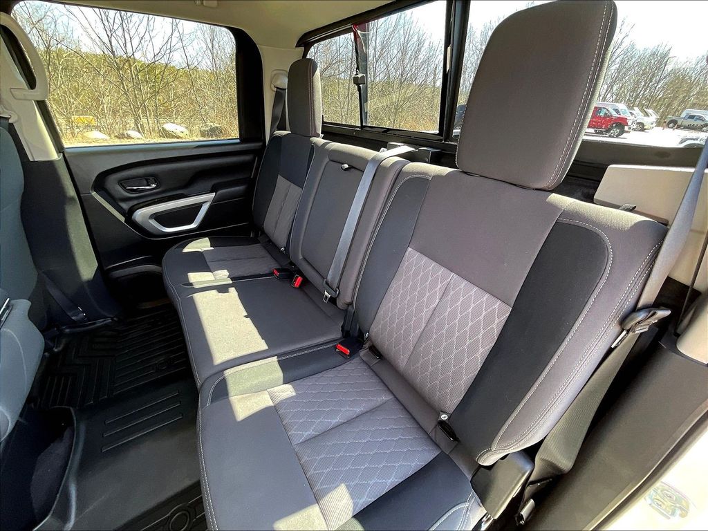 2024 Nissan Titan — photo 14
