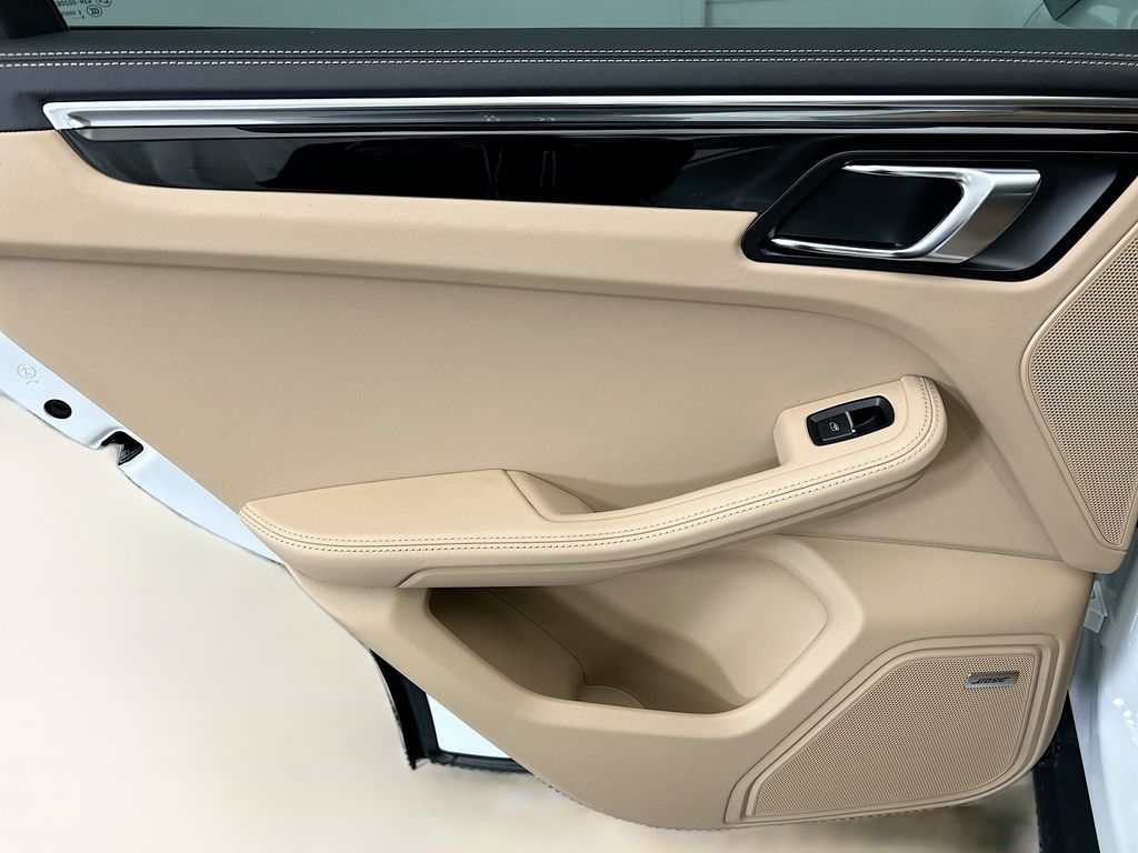 Thumbnail: 2026 Porsche Macan - 27