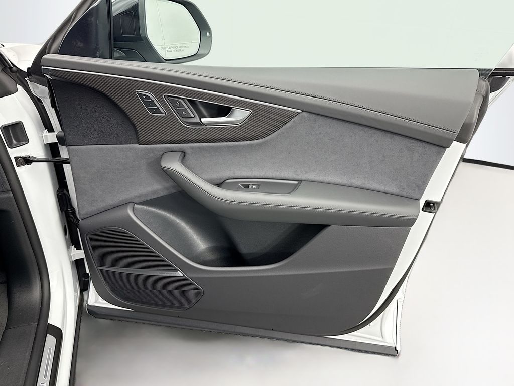 Thumbnail: 2026 Audi RS Q8 - 24