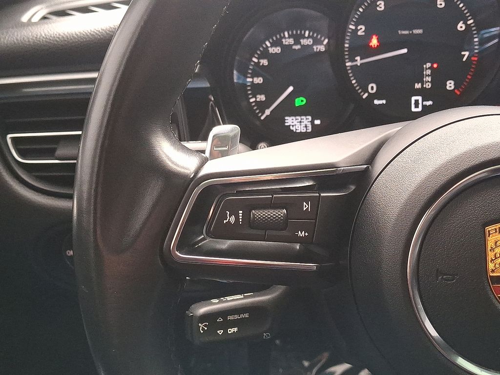 Thumbnail: 2022 Porsche Macan - 22