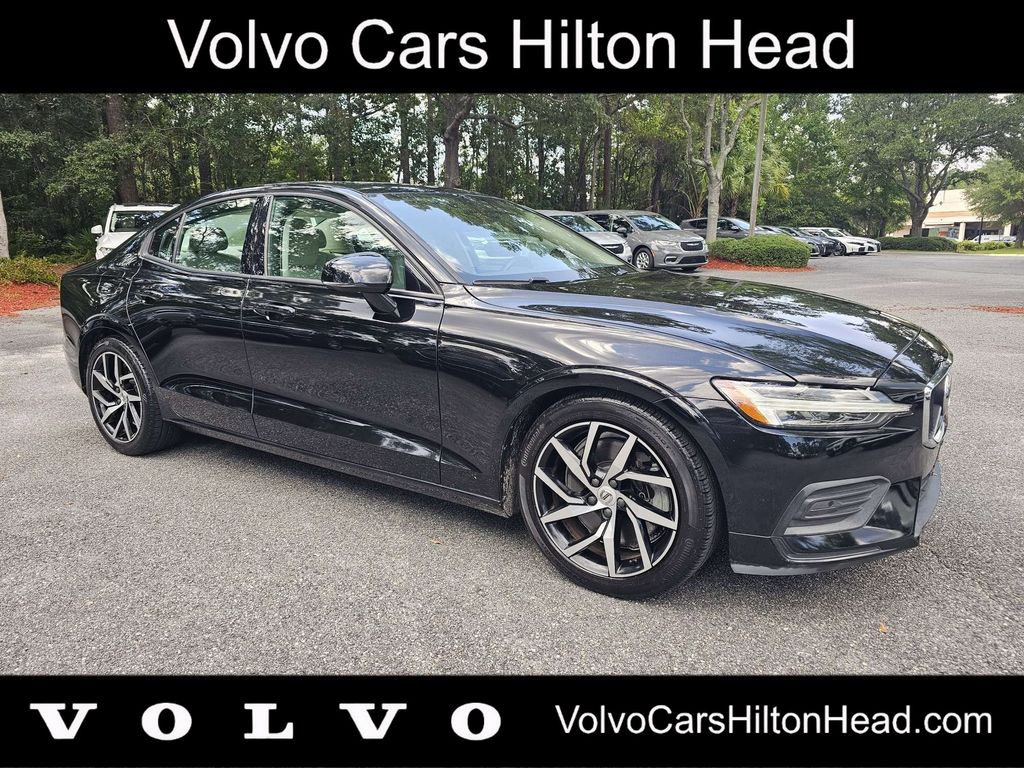  2020 Volvo S60 T6 Momentum AWD   