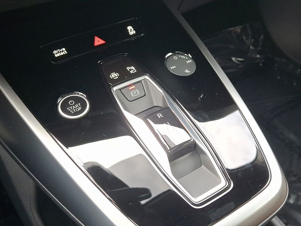 Thumbnail: 2025 Audi Q4 e-tron - 15