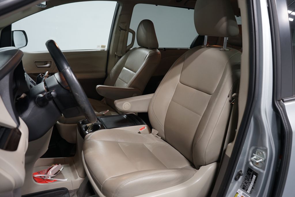Thumbnail: 2020 Toyota Sienna - 6