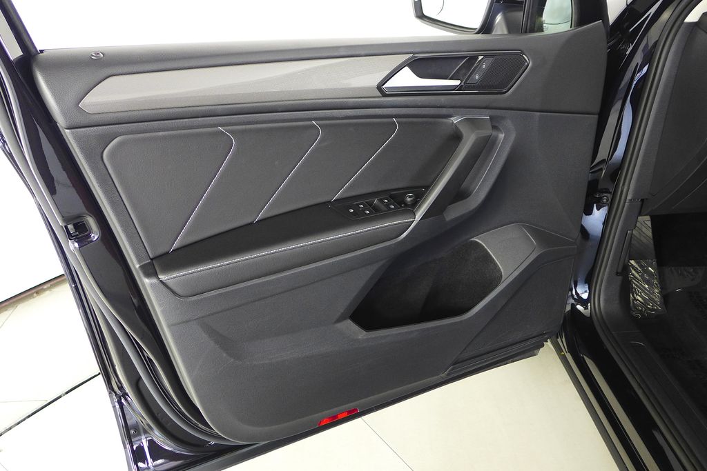 Thumbnail: 2022 Volkswagen Tiguan - 11