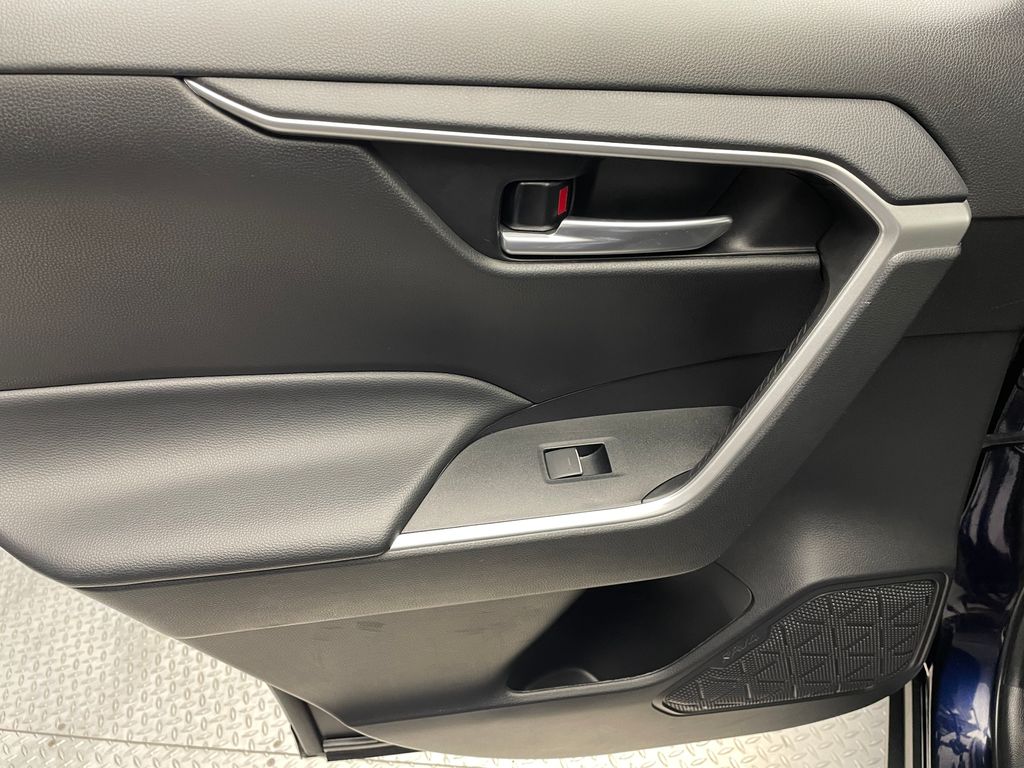 2023 Toyota RAV4 XLE 32