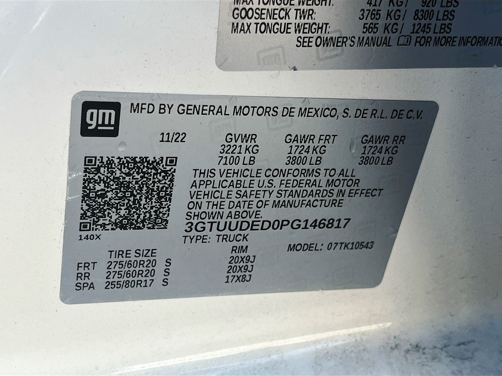 Used 2023 White GMC SLT image 30