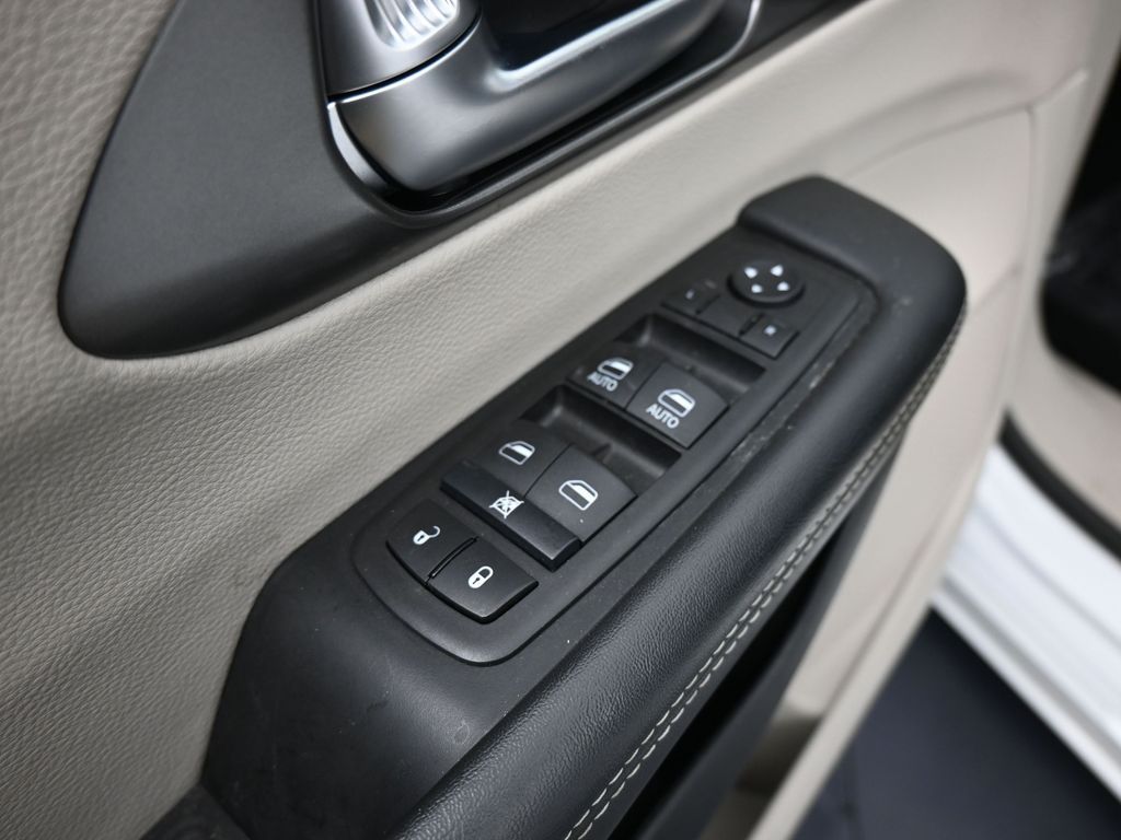 Used 2024 Bright White Clearcoat Chrysler Select image 14