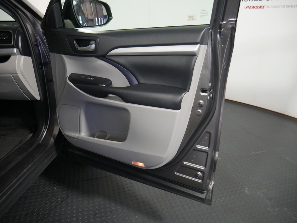 Thumbnail: 2019 Toyota Highlander - 6