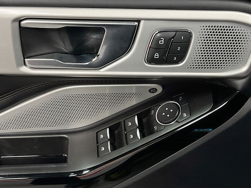Used 2022 Blue Metallic Ford Platinum image 18