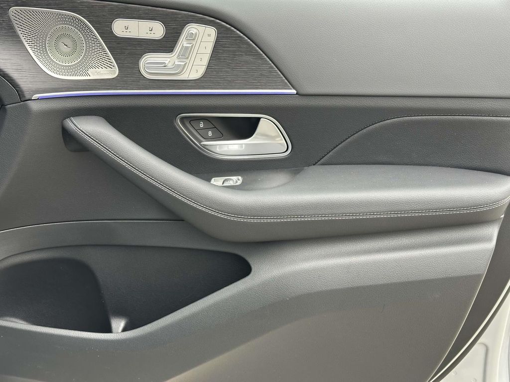 2025 Mercedes-Benz GLS 580 16