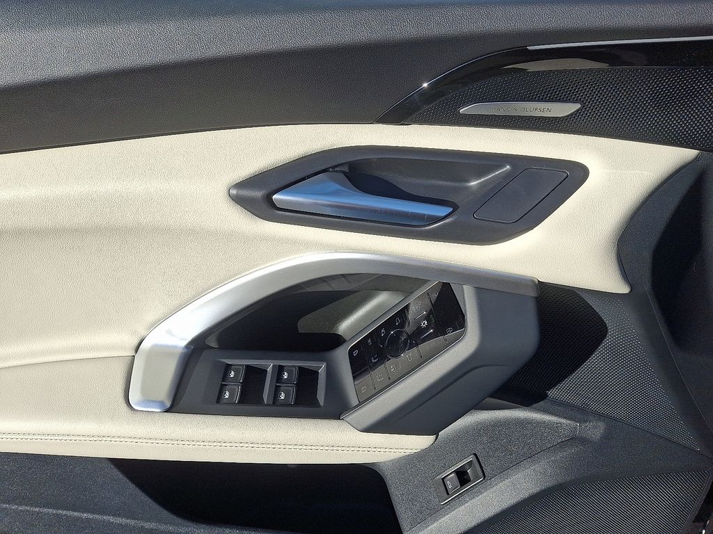 Thumbnail: 2025 Audi Q5 - 9