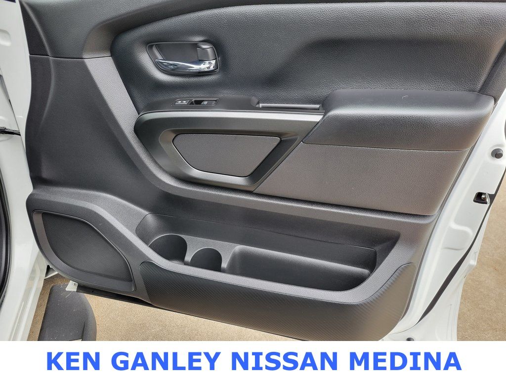 2023 Nissan Titan SV photo