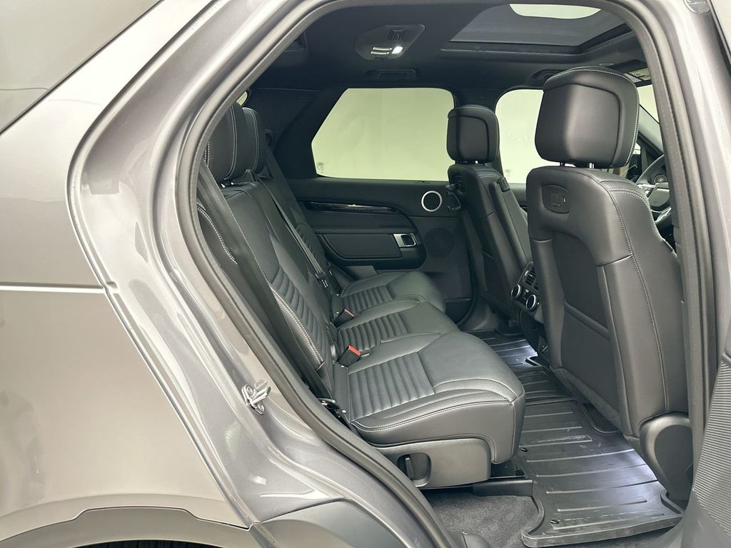 Thumbnail: 2026 Land Rover Discovery - 7
