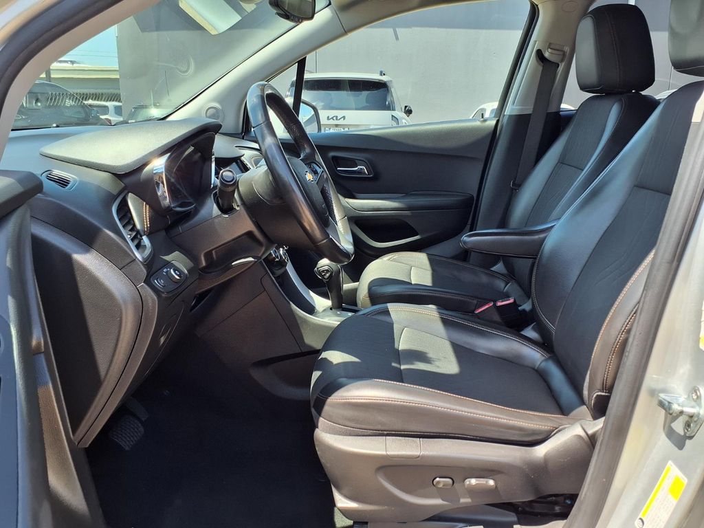 2022 Chevrolet Trax LT - 9