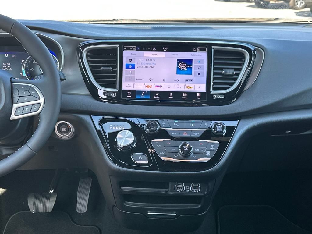 2025 Chrysler Voyager LX photo 15