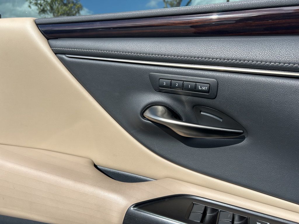 Thumbnail: 2019 Lexus ES - 16