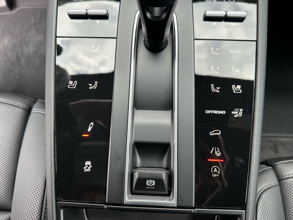 Thumbnail: 2026 Porsche Macan - 26