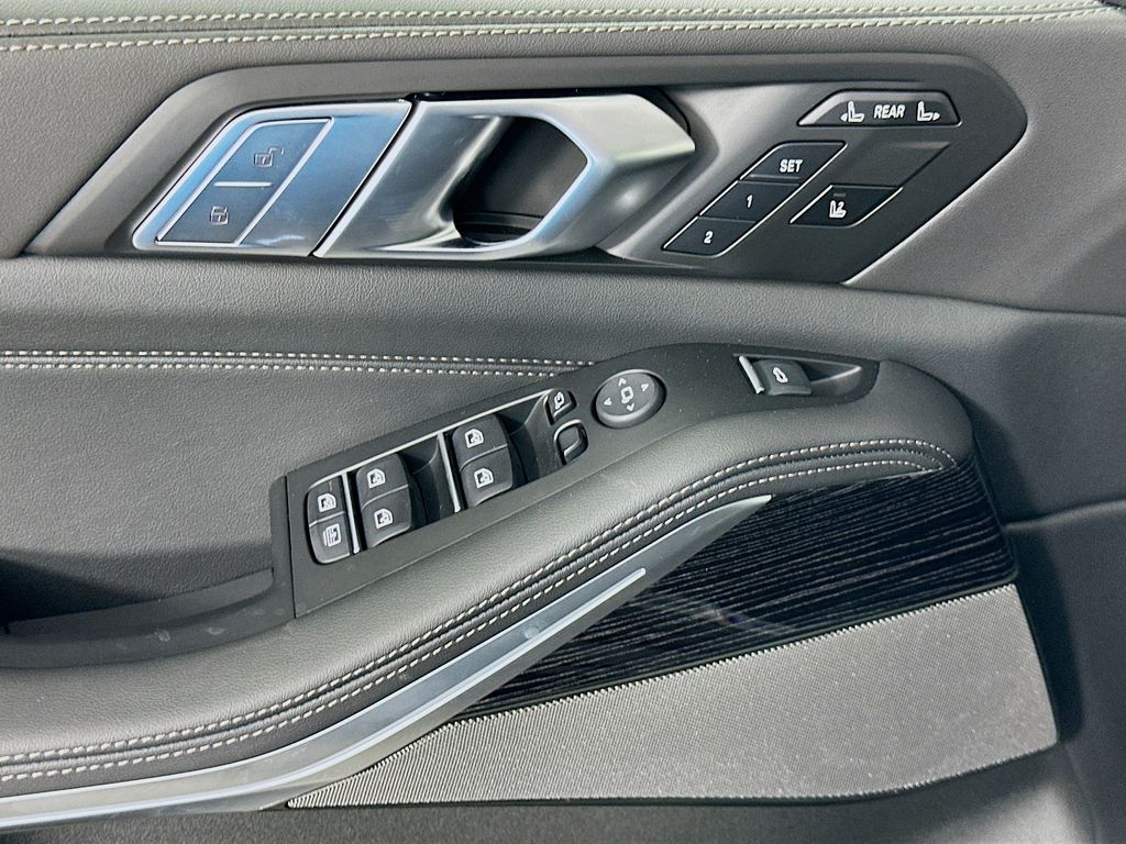 Thumbnail: 2027 BMW X7 - 20