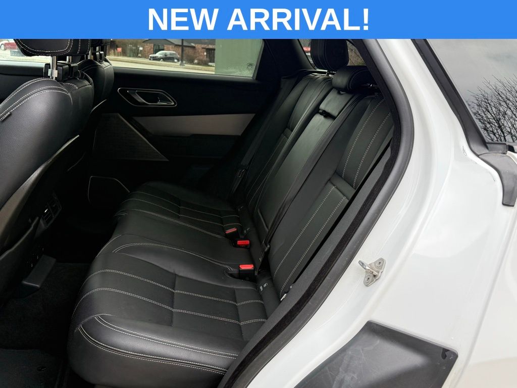 Used 2019 White Land Rover SE R-Dynamic image 19