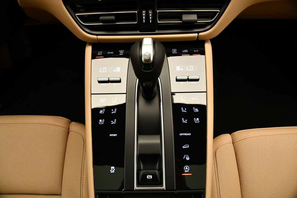 Thumbnail: 2025 Porsche Macan - 29