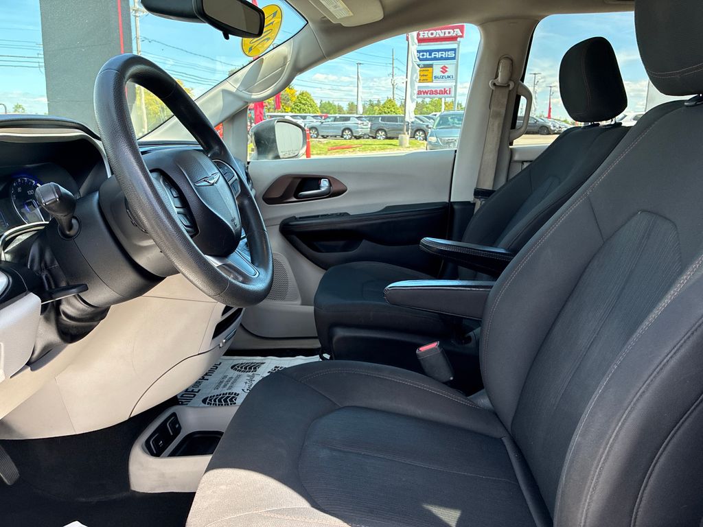 2017 Chrysler Pacifica Touring - 10