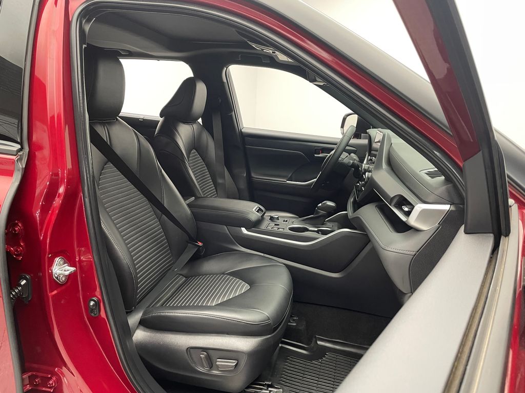 Thumbnail: 2023 Toyota Highlander - 17