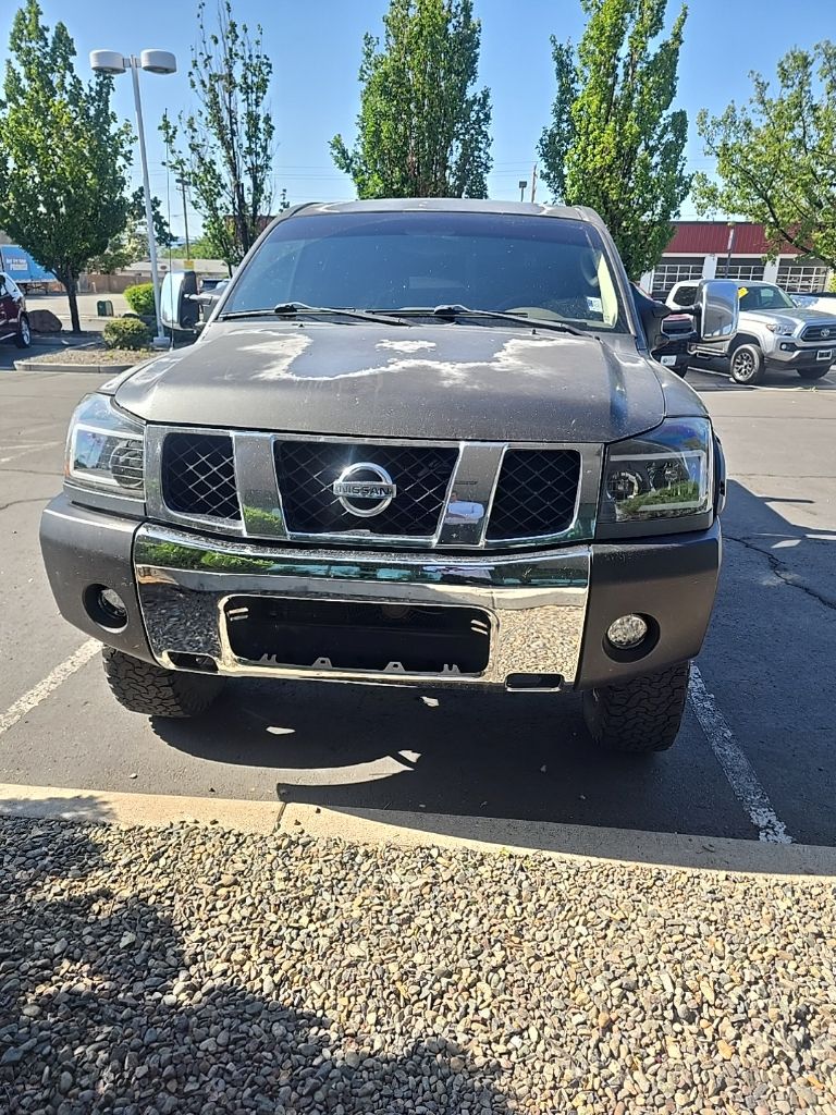 2005 Nissan Titan LE Crew Cab 4WD Pickup Truck Four-Wheel Drive 5-Speed Automatic
