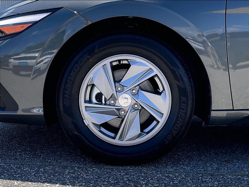 2025 Hyundai Elantra — photo 7