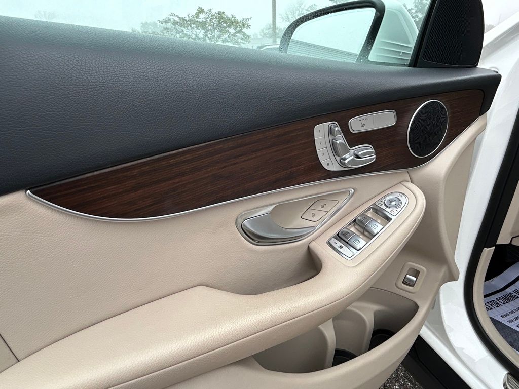 Used 2022  Mercedes-Benz GLC 300 image 52