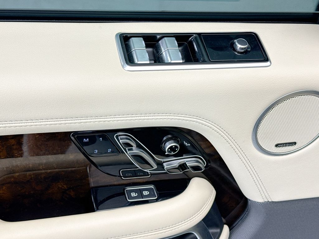 Thumbnail: 2022 Land Rover Range Rover - 22
