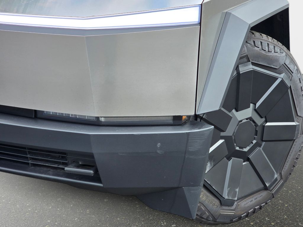 Used 2024  Tesla Base image 32