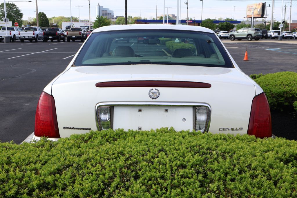 2001 Cadillac DeVille Base 9