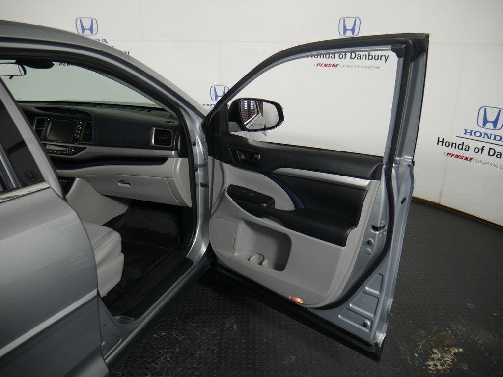 Thumbnail: 2019 Toyota Highlander - 7