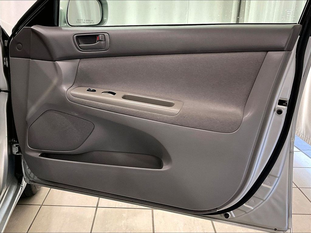2004 Toyota Camry — photo 12