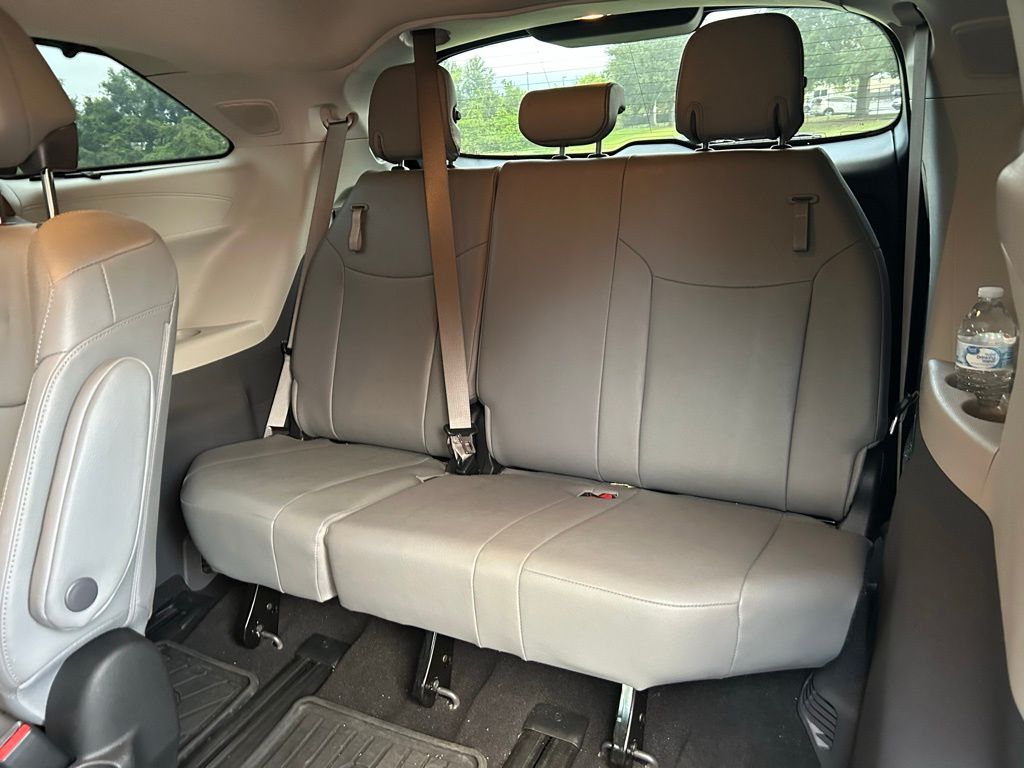 Thumbnail: 2022 Toyota Sienna - 12