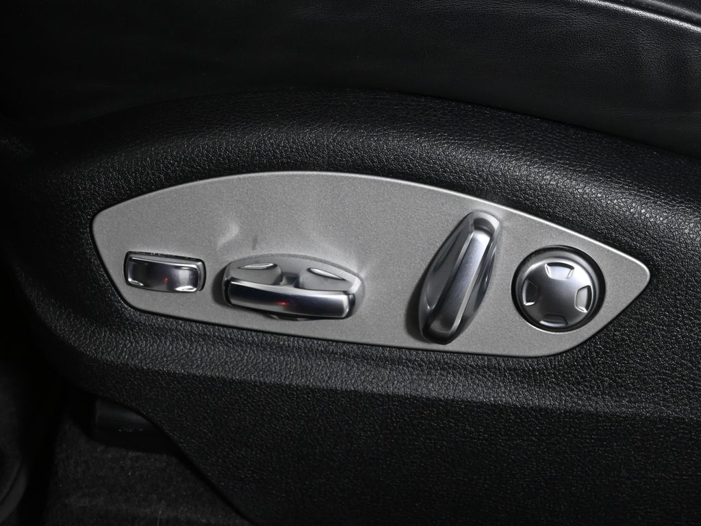 Thumbnail: 2023 Porsche Macan - 31