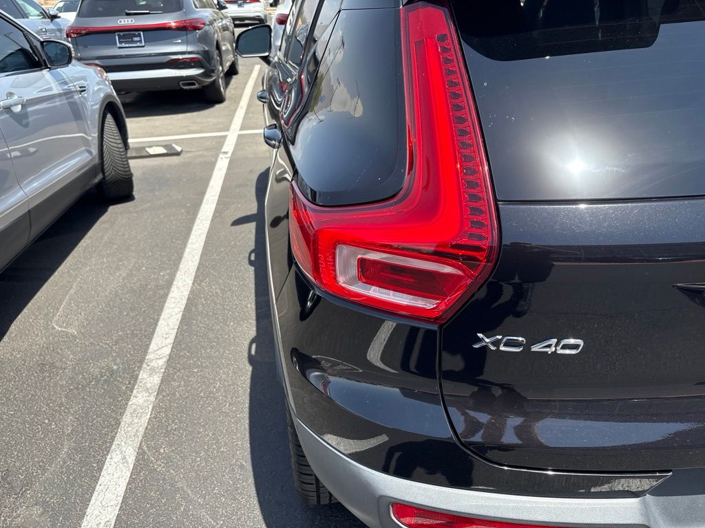 Thumbnail: 2021 Volvo XC40 - 3