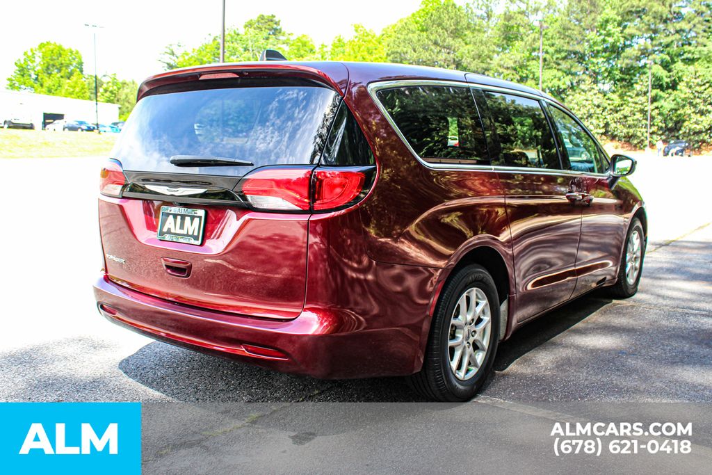 2023 Chrysler Voyager LX - Photo 6